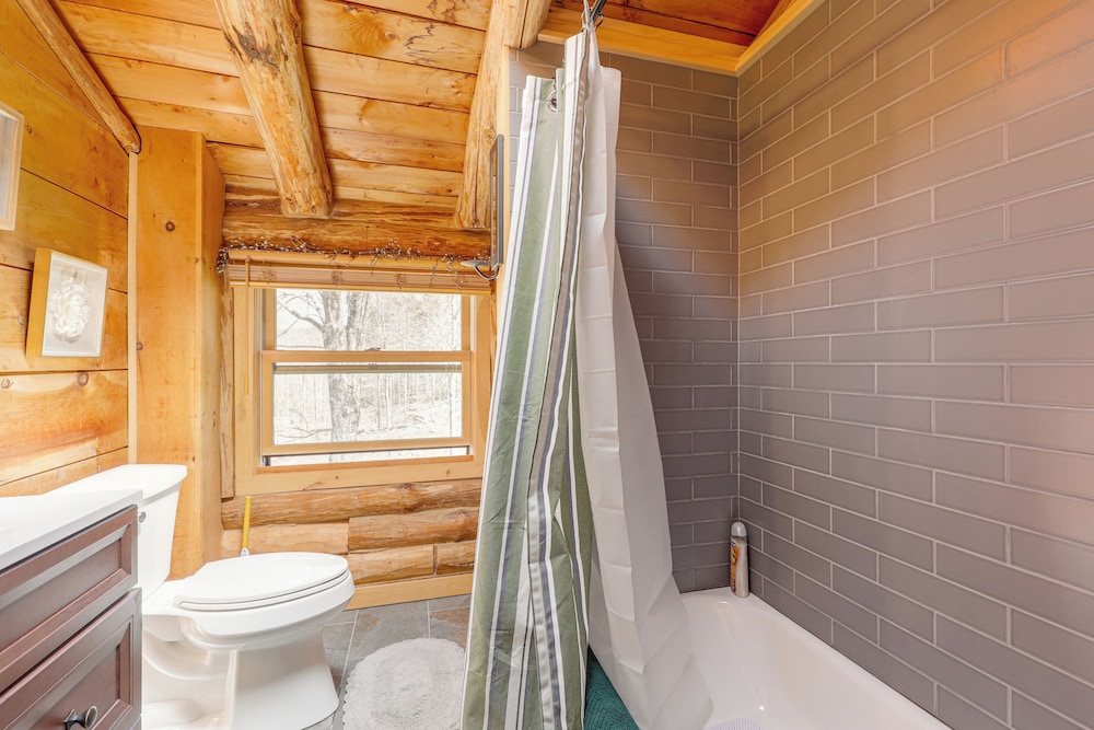 Near Trails, Lakes & Slopes: Cabin in Walpole!