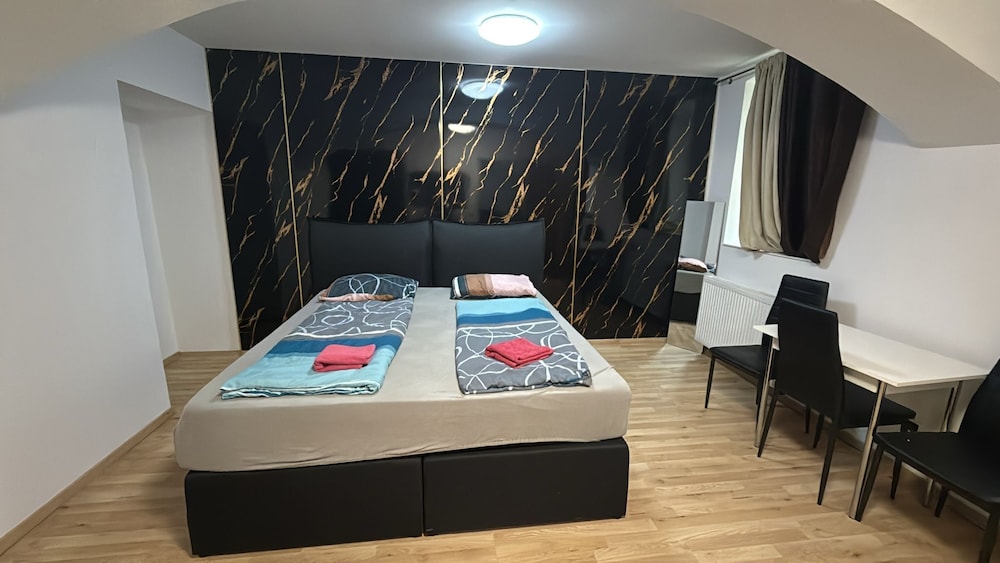 Cozy 1BR Plus LR Near Amusement Park