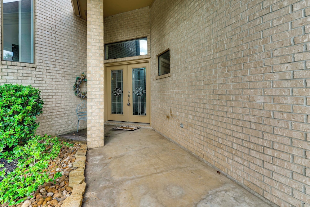 Waterfront Lake Conroe Home w/ Pool Access!