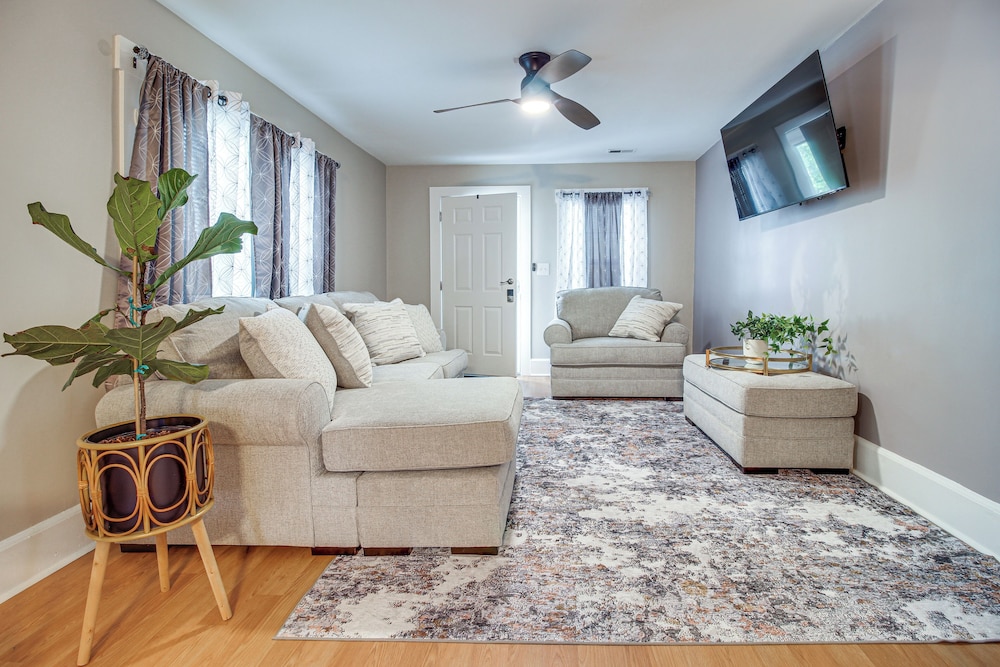 Private Patio: Cargo District, Dtwn Wilmington Apt