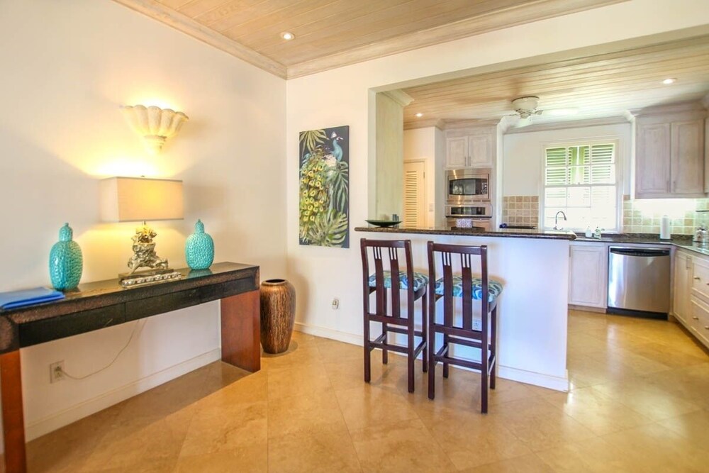 Ocean views apt with shared rooftop pool: Beacon Hill Surf by BSL Rentals