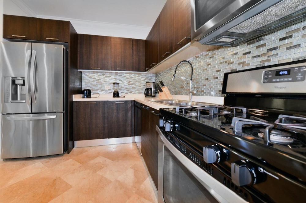 Amazing 1BR 2BA Condo Great Location w Pool GYM