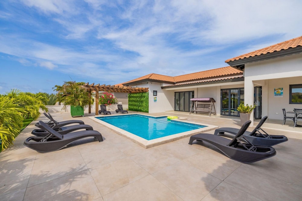 NEW 6BR Villa w Pool Across Street Palmbeach