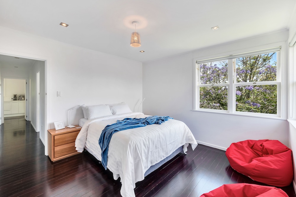 Bright Airy & Spacious 3 BR Home view 5