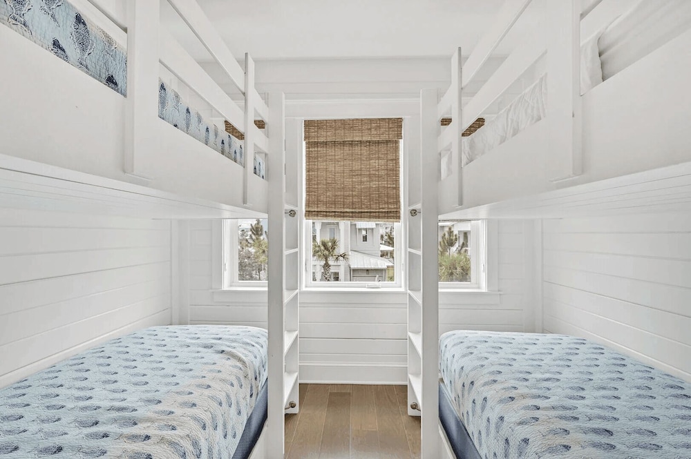 Barefoot Paradise by Avantstay Walk to Beach, Pool, Bikes