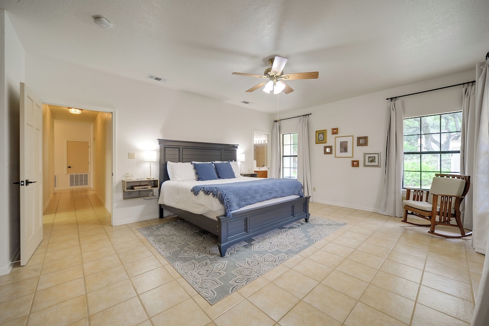 Texas Hill Country Retreat - Walk to Nueces River! view 2