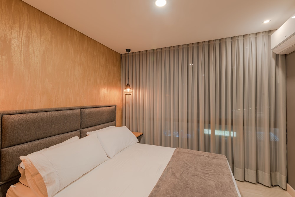 VPV Suites en Medellín — hotel room