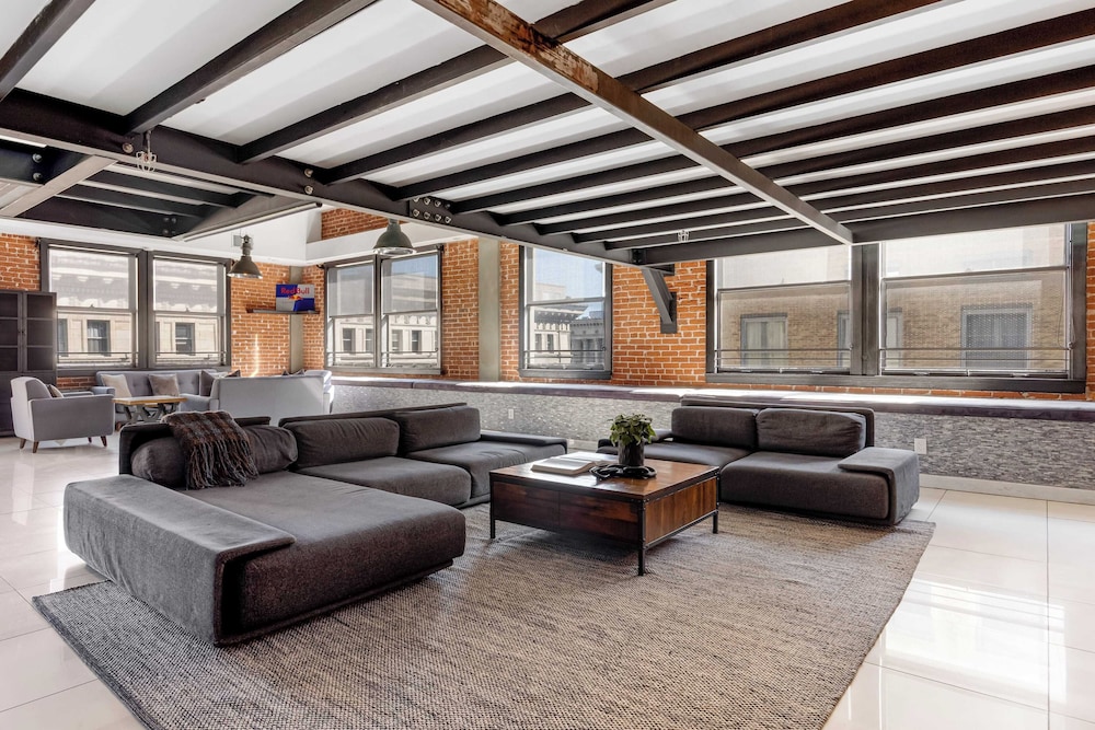 Skyline Lofts by Avantstay: a Multi-level Industrial-chic Retreat in Dtla With Rooftop Views, Soaring Ceilings & Steps to Dining, Music & Culture