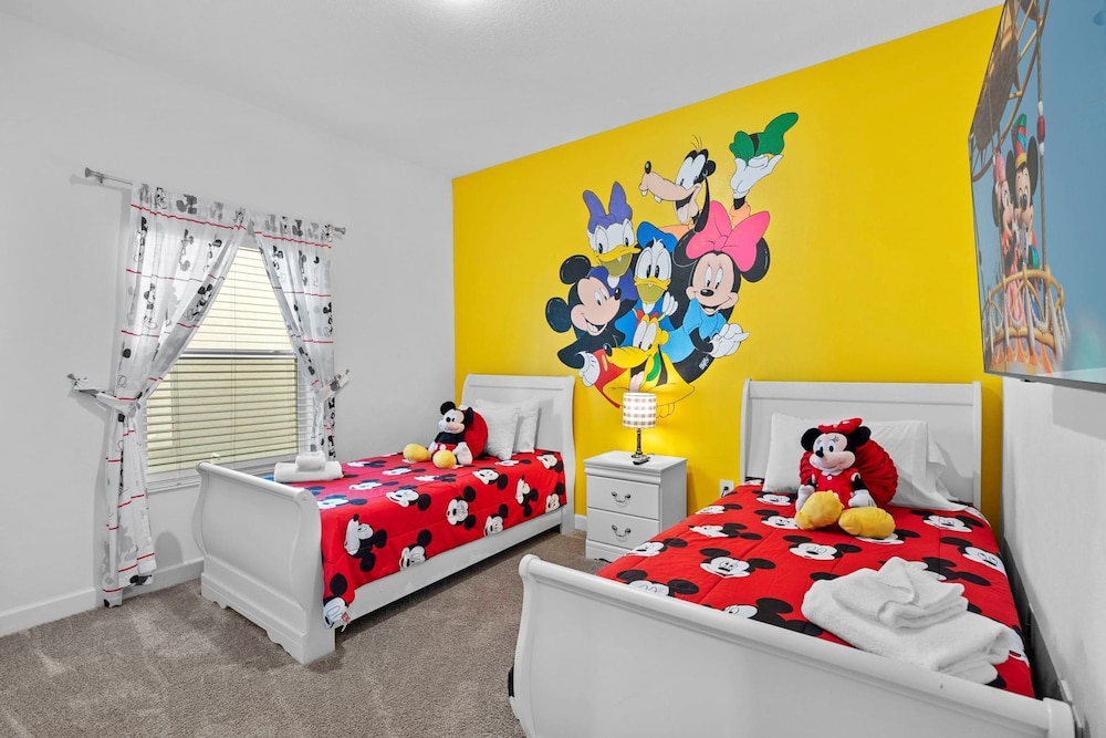 Spacious 5BR Home With Pool Near Top Attractions