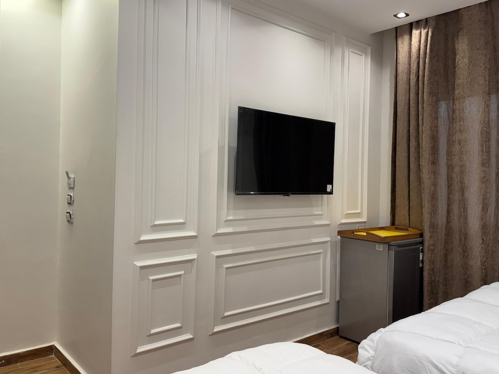 New White Pyramids Inn