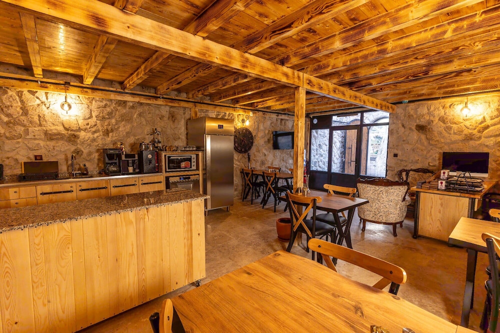 Arkelas Cave House