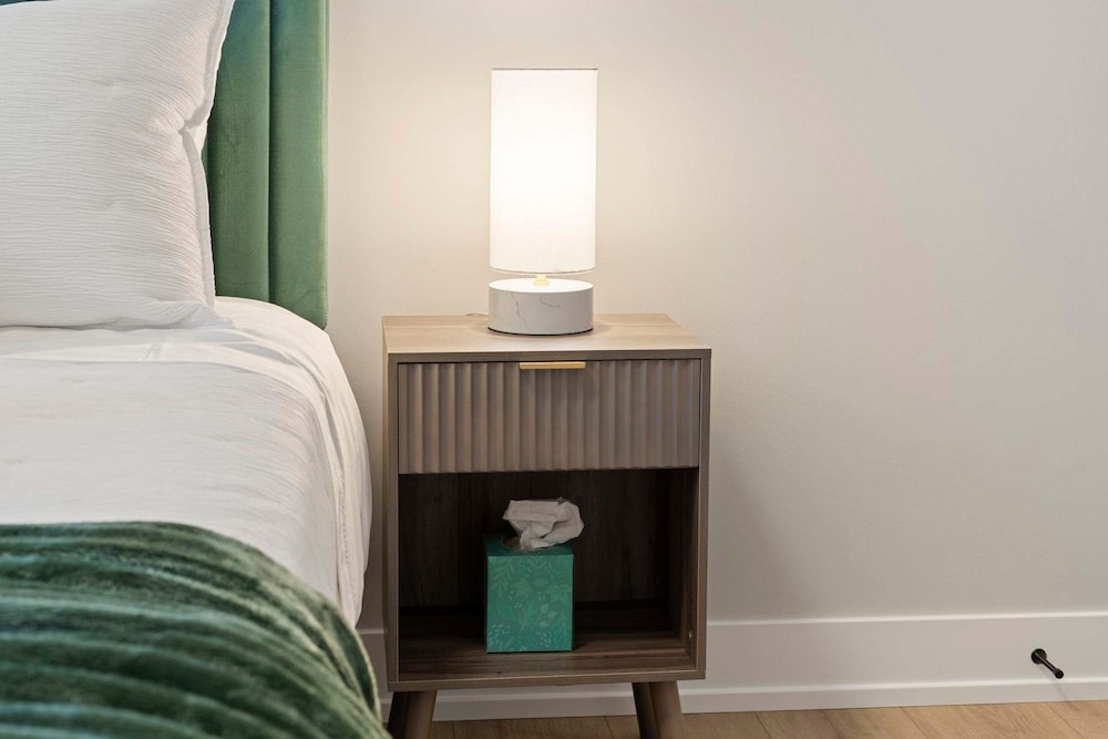 Spacious Bright Modern New Unit in Tri Taylor
