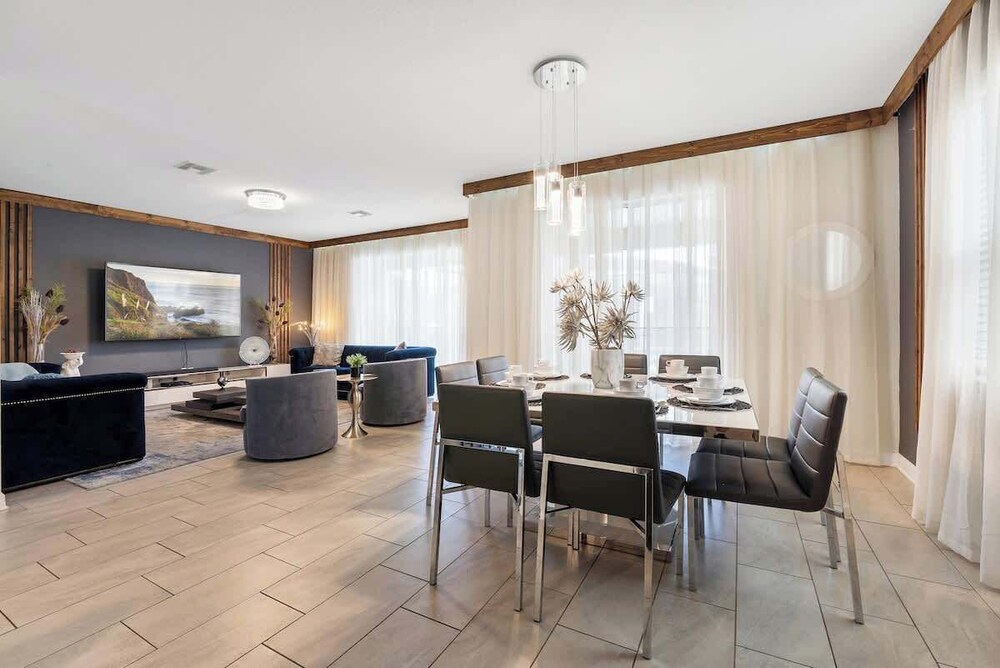 Sophisticated 6BR at Storey Lake