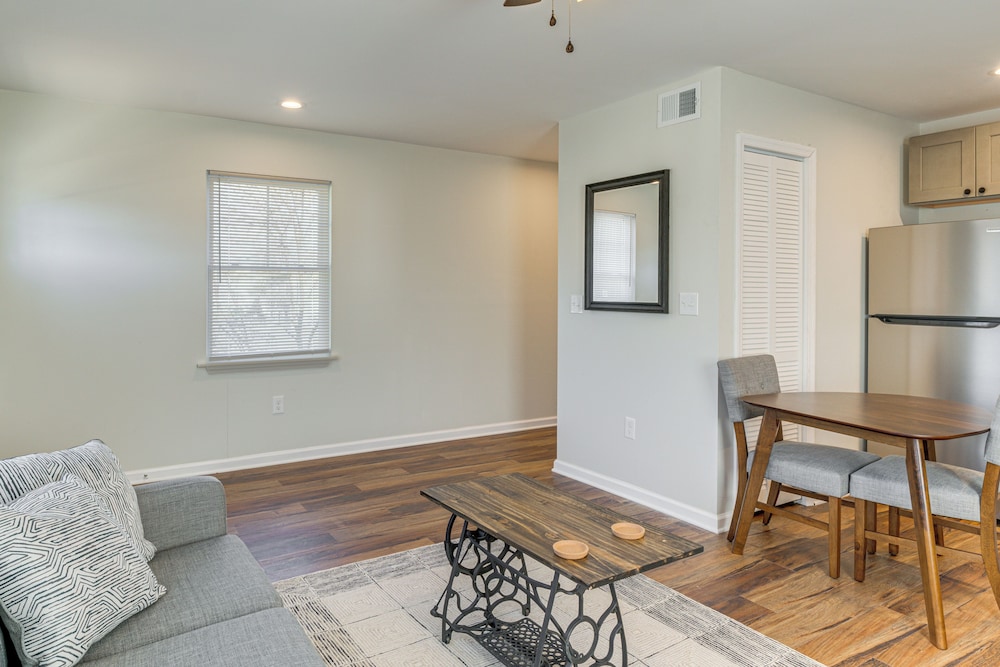 2 Mi to University of Louisville: Apt w/ Fire Pit!