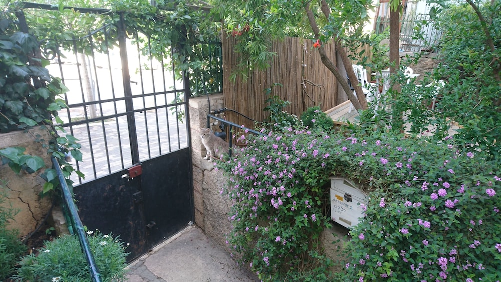 Allenby 2 Bed & Breakfast