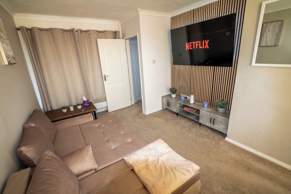 3 Bed Home - Sleeps 8 - Stoke City fc - Parking