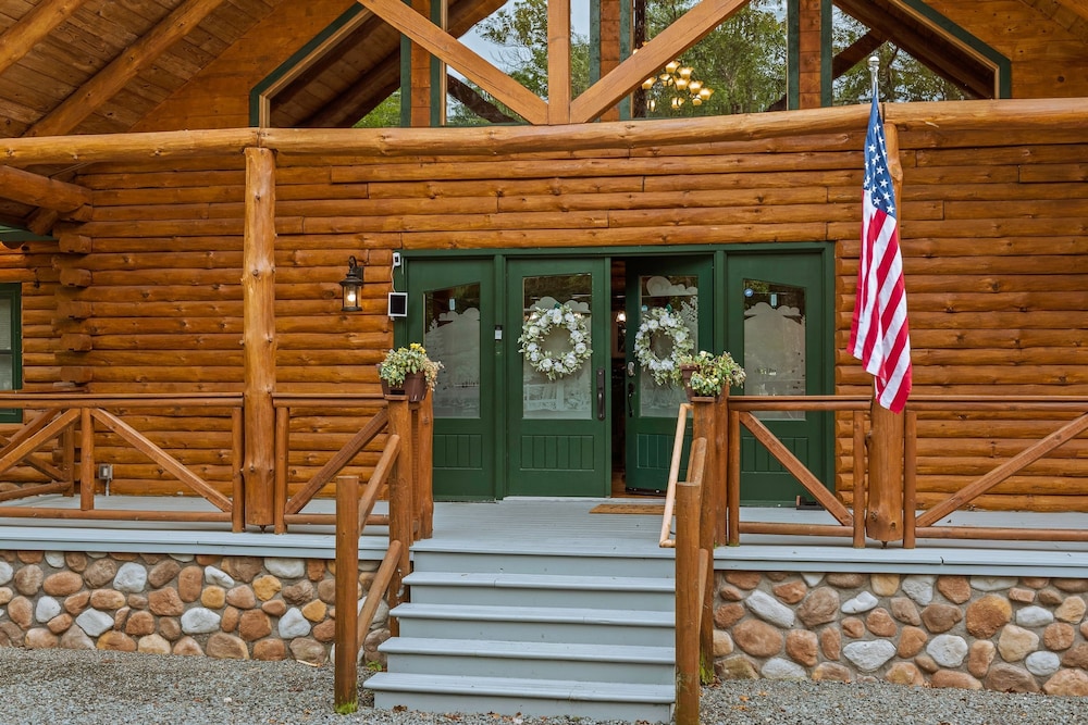 The Bigwood Cabin by Avantstay Hot Tub Firepit Pool Table Private Yard