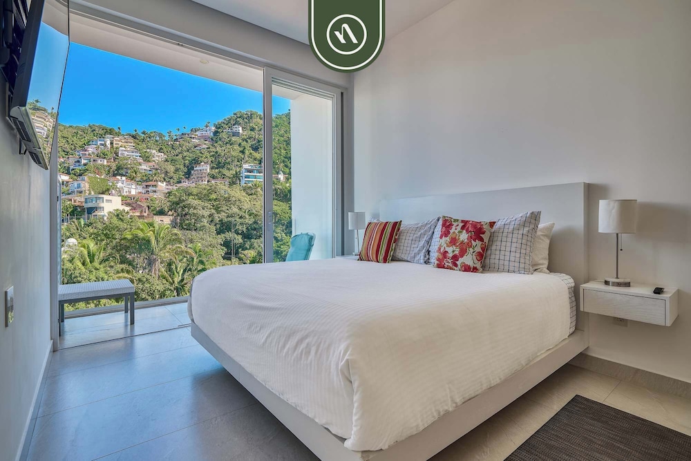 Oceanview Luxury Condo - Private Beach - Rooftpop