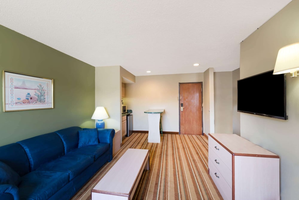Super 8 by Wyndham Socorro view 3