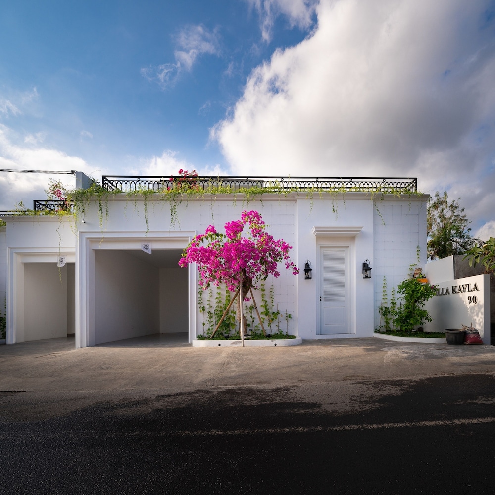 AV Villa Kayla - Image 1