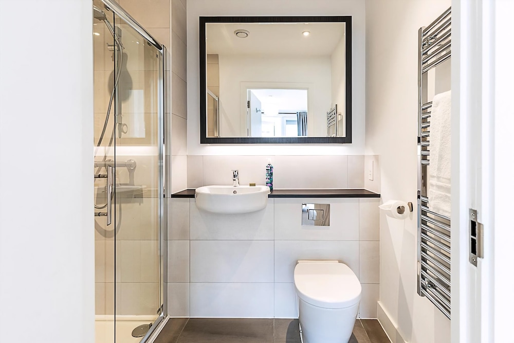 Modern 2-bed Flat With Terraces in Leyton