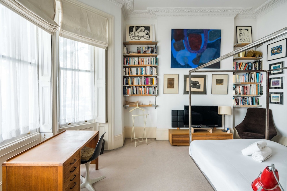 Sleek Simple & Peaceful 1Bd Flat Kensington