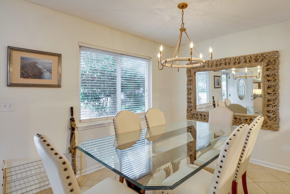 4 Mi to St Simons Beach: Home w/ Furnished Deck