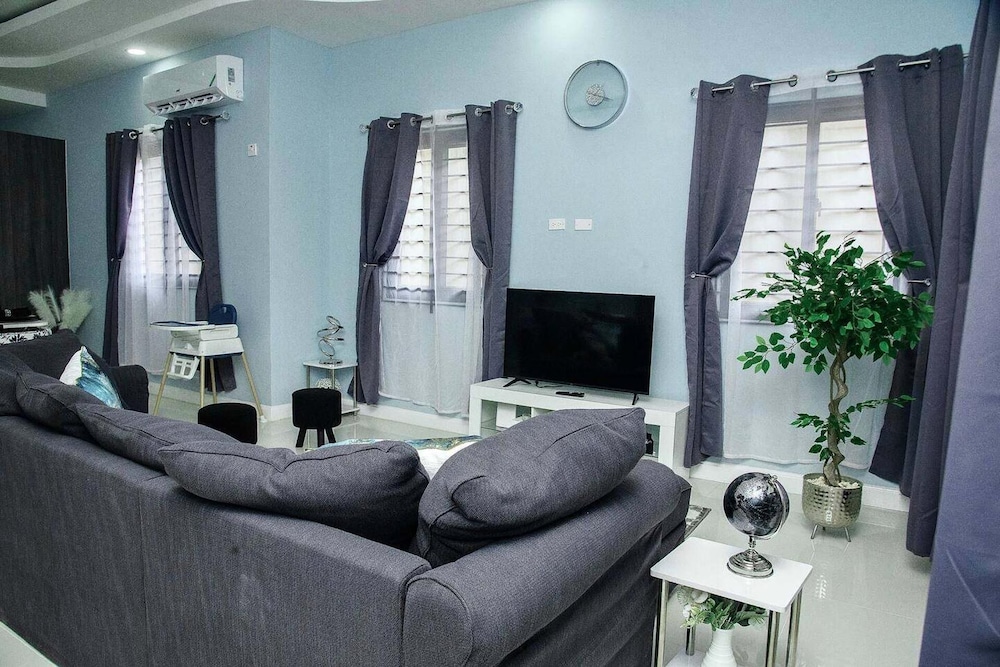 Montana Villa-ochorios-sleeps6-aircon-pool-tv-wifi