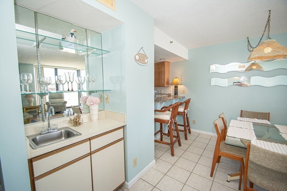 Sea Castle 8g 3 Bedroom Condo
