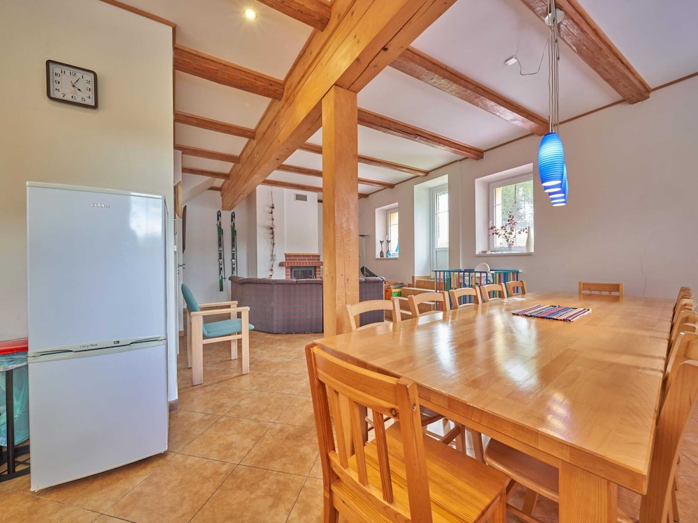 Spacious Mountain Retreat view 2