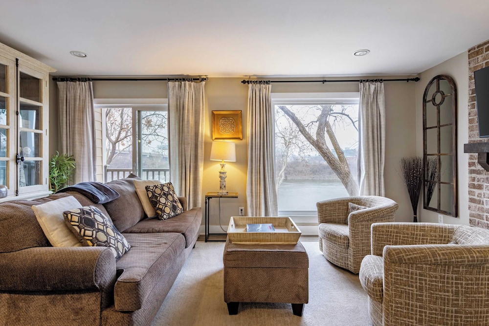 Cumberland River Views, Walk to Broadway, Downtown & Stadium Rockin' Riverfront