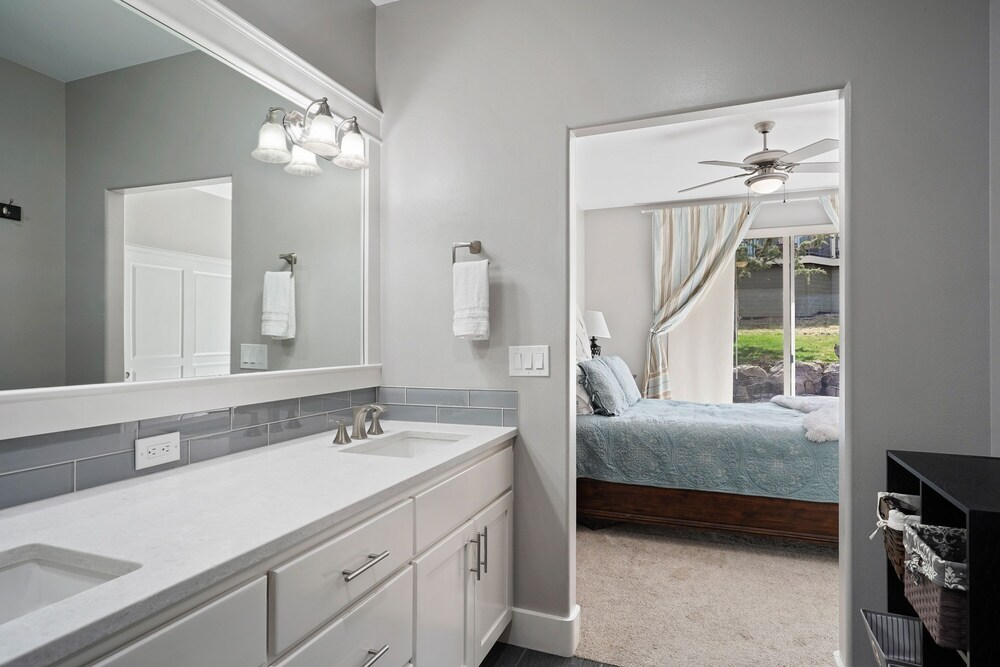 Village 62 Gorgeous Remodeled Townhouse with Firepit on the Backyard by RedAwning view 4