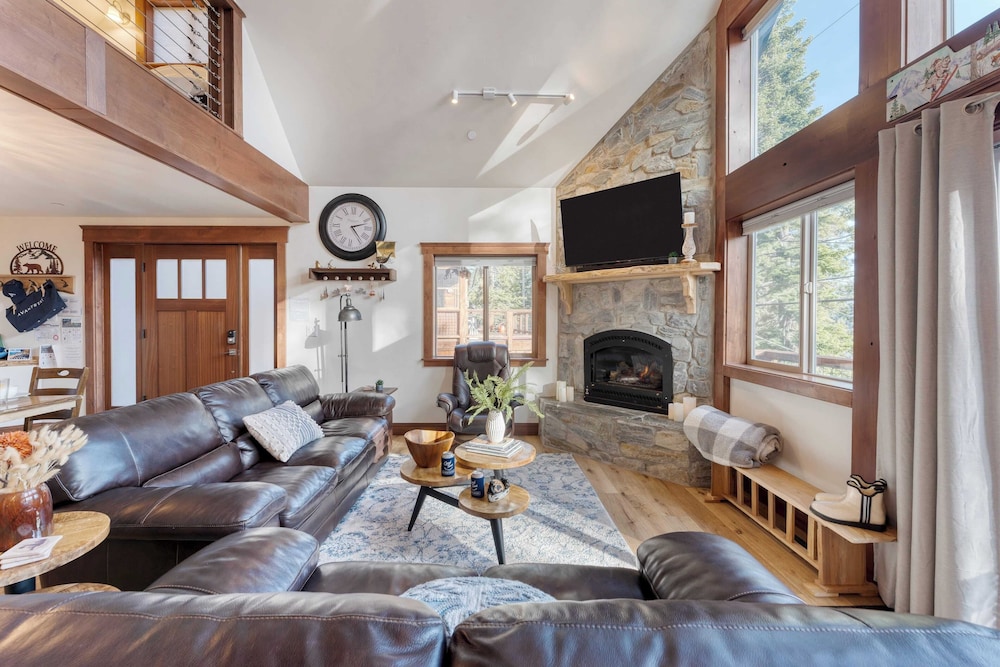 Denton by Avantstay Hot Tub, Deck w/ Fire Pit Near Skiing & Lake!