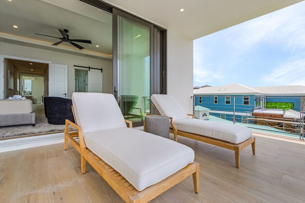 793 Shoreline Estate: 6bd/6br, Luxurious Pool Home On The Water! 6 Bedroom Home