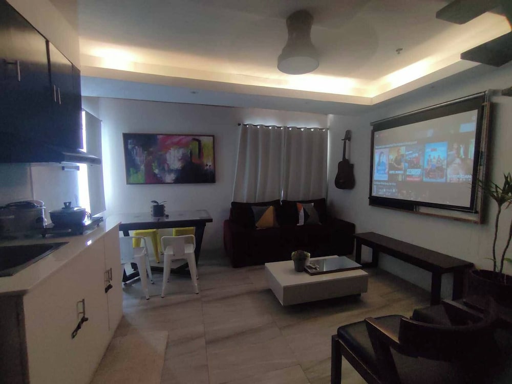 L1 Twin Bed Staycation in Bonifacio Global City