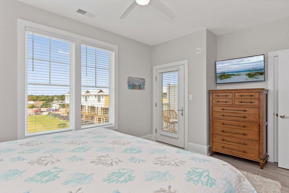 Luxury Beach Condo 5 Min Walk to Beach Shops