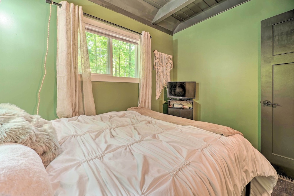 Pet-friendly Stanwood Sanctuary w/ Fire Pit!