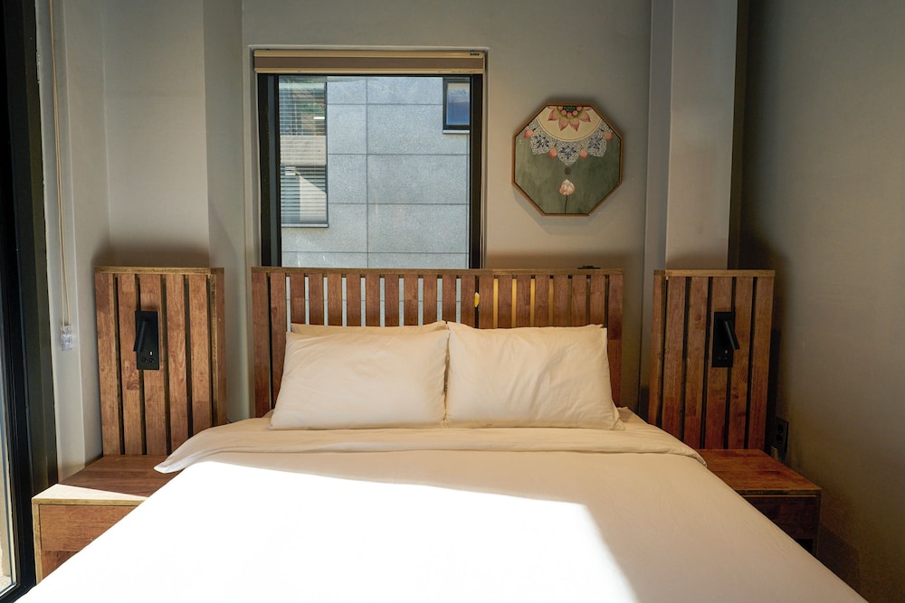 L9 Tailor Serviced Home near Hongik Univ