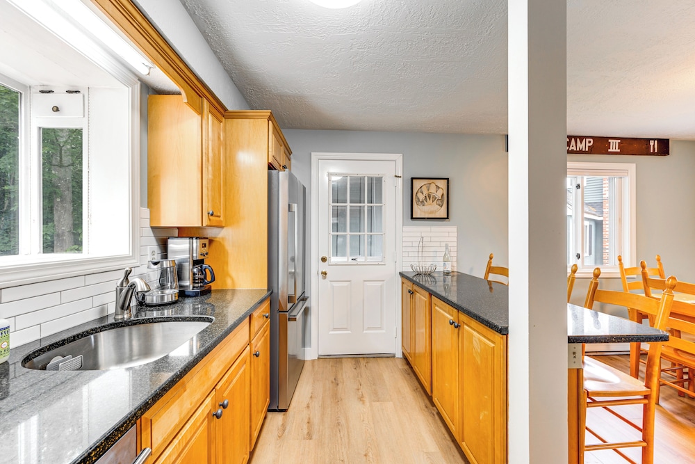 Condo w/ Deck & Grill < 5 Miles to Loon Mountain!