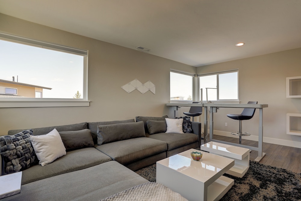 Ruby Peak *30 Day Minimum 4 Bedroom Home by RedAwning