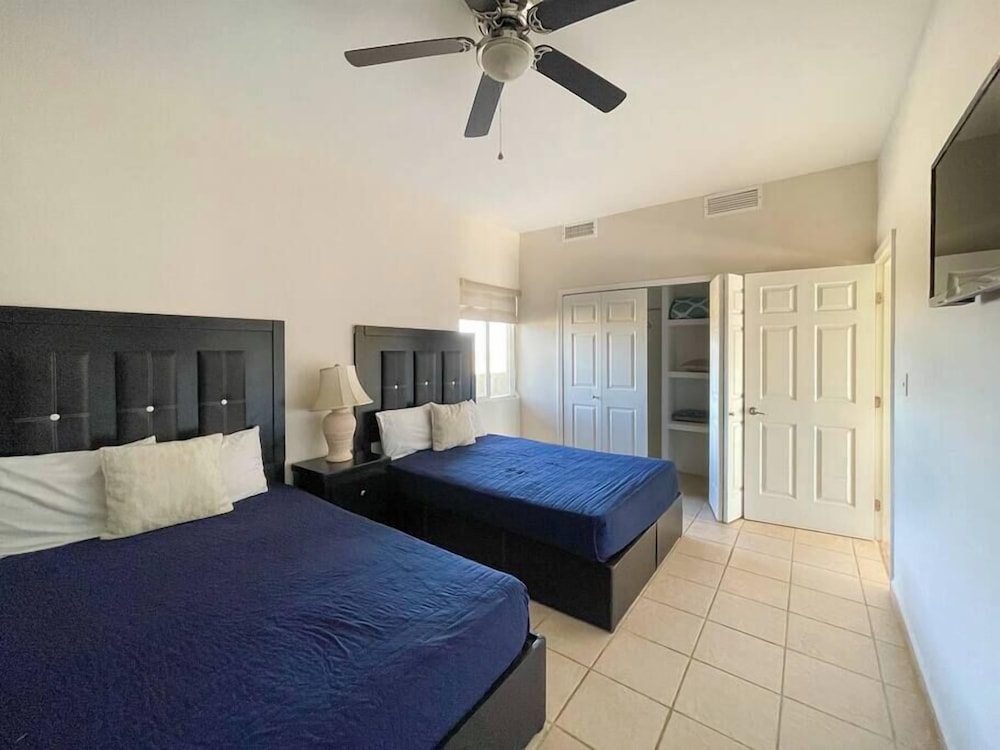 Cozy Condo With Beach Pool Access