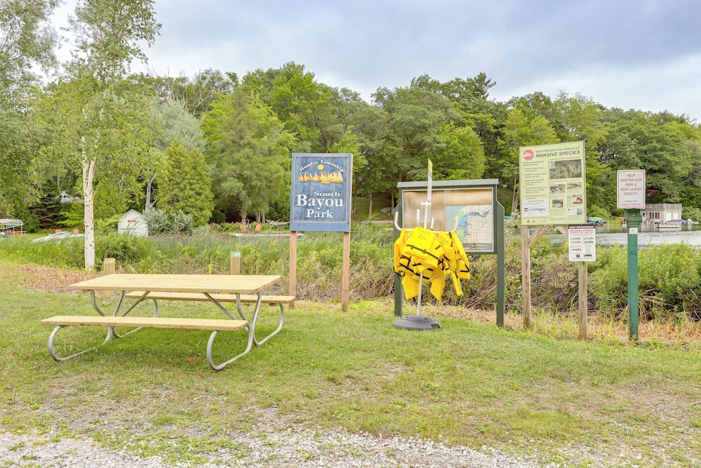 Walk to Lake Hamlin: Cottage Near Boat Launch