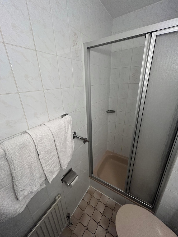 2-Rent Group Hostel Rooms AUB162