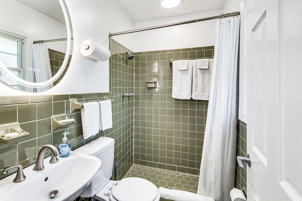 Group-friendly Home w/ Game Room in Albany!