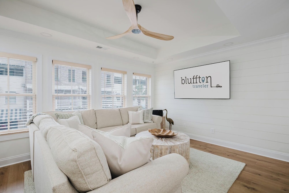 Lowcountry Landing! 3-story Townhouse in Old Town's Promenade