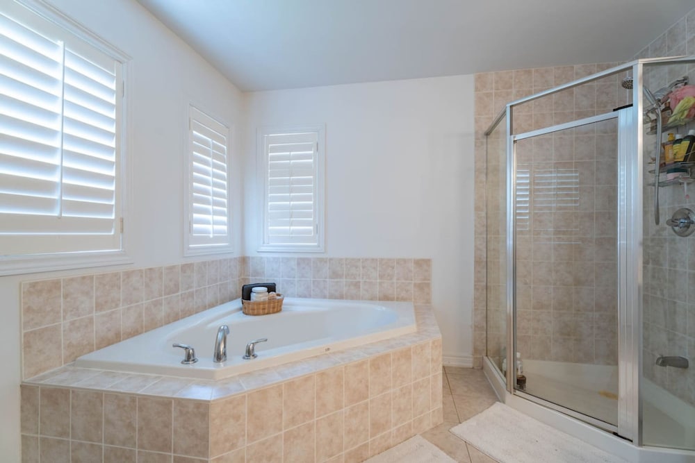 Stylish 4BR Oasis Peaceful Mississauga Location