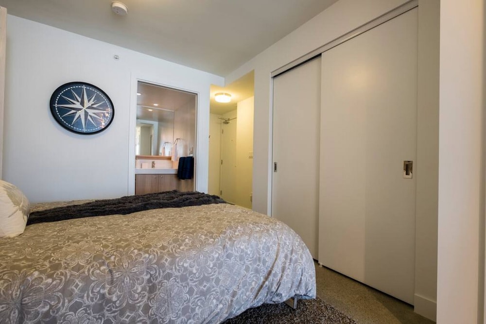 Pender Modern Studio on the Edge of Downtown Chinatown
