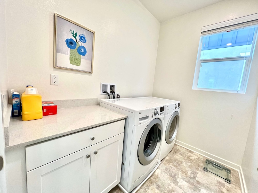 Sunny Stylish Near LA 4BR Home w Desks Lounge