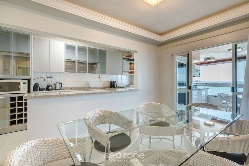 Sea View Apt w/ BBQ in Itapema Dnl0602