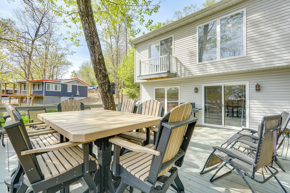 Balcony & Fire Pit: Home on Lake of Ozarks!